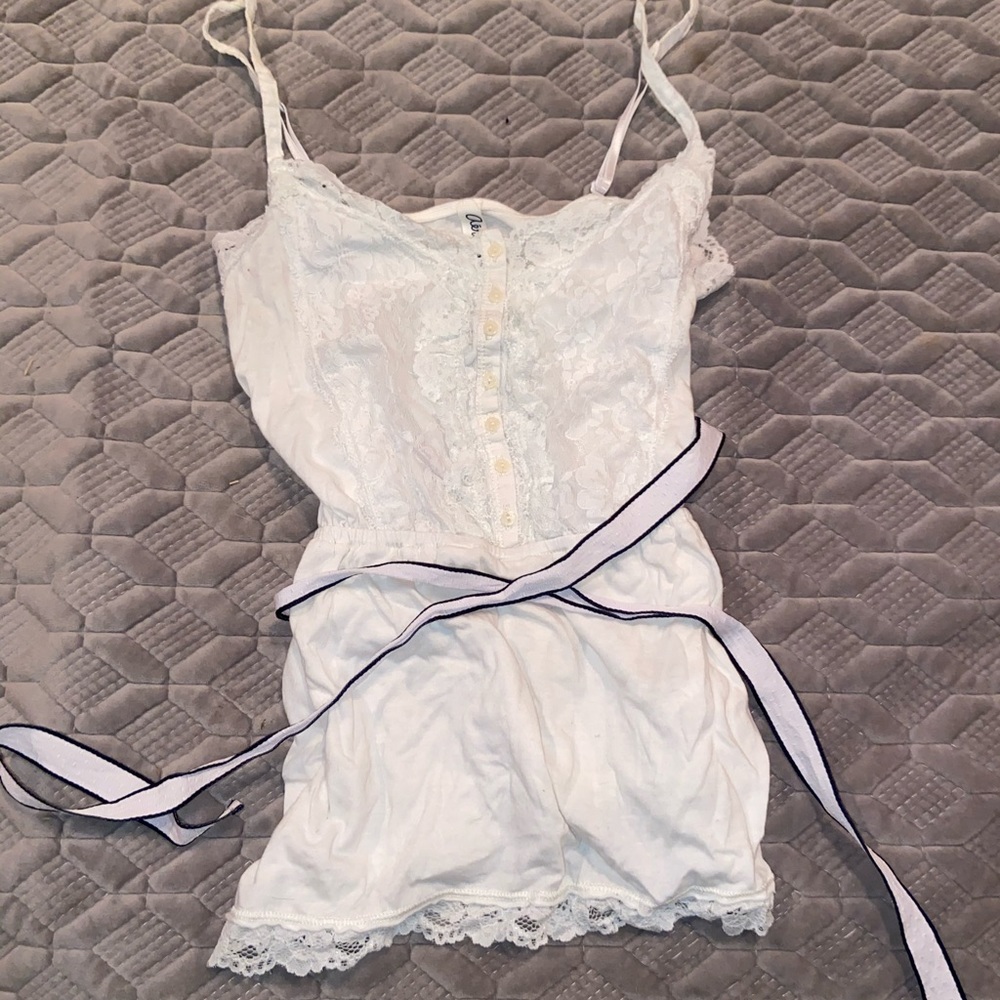 Adorable lace tank with tie